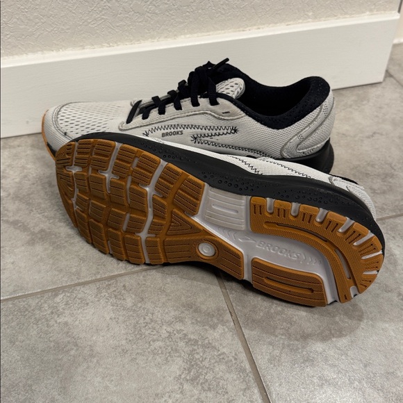 Women’s Brooks Ghost 16 - size 8 - Picture 2 of 2